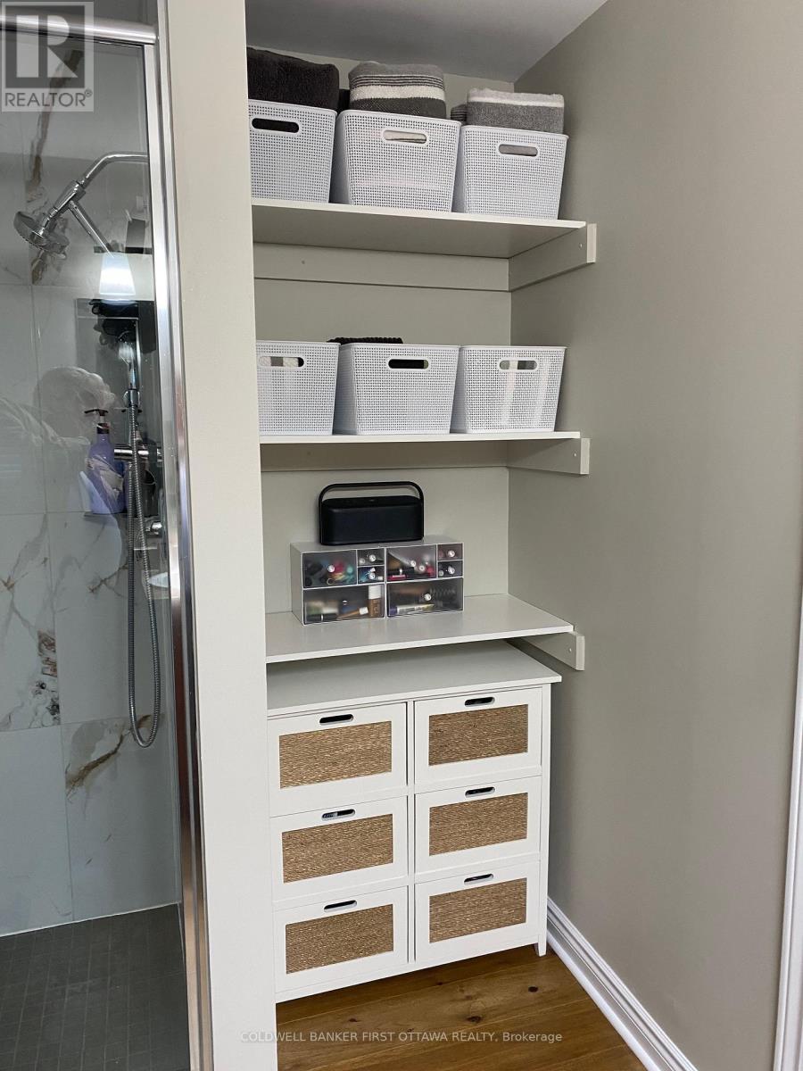 storage shelf in master ensuite - 33 St Alexi Walk E, Ottawa, ON - Indoor