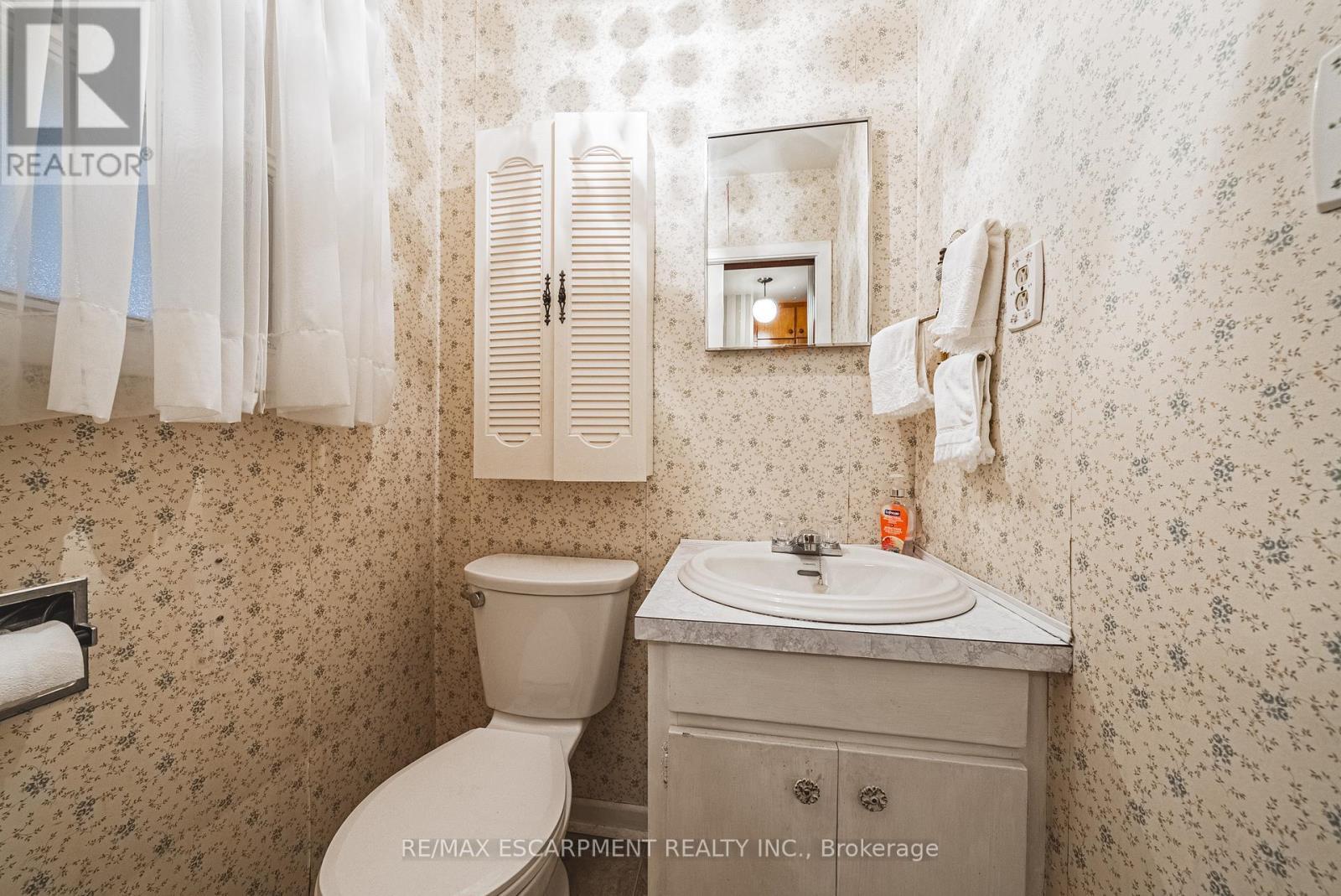 646 Alder Street W, Haldimand, ON - Indoor Photo Showing Bathroom