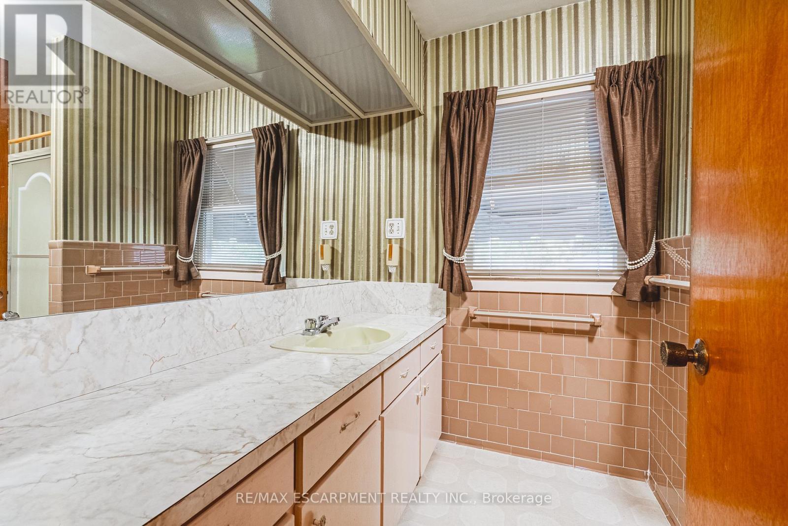 646 Alder Street W, Haldimand, ON - Indoor Photo Showing Bathroom