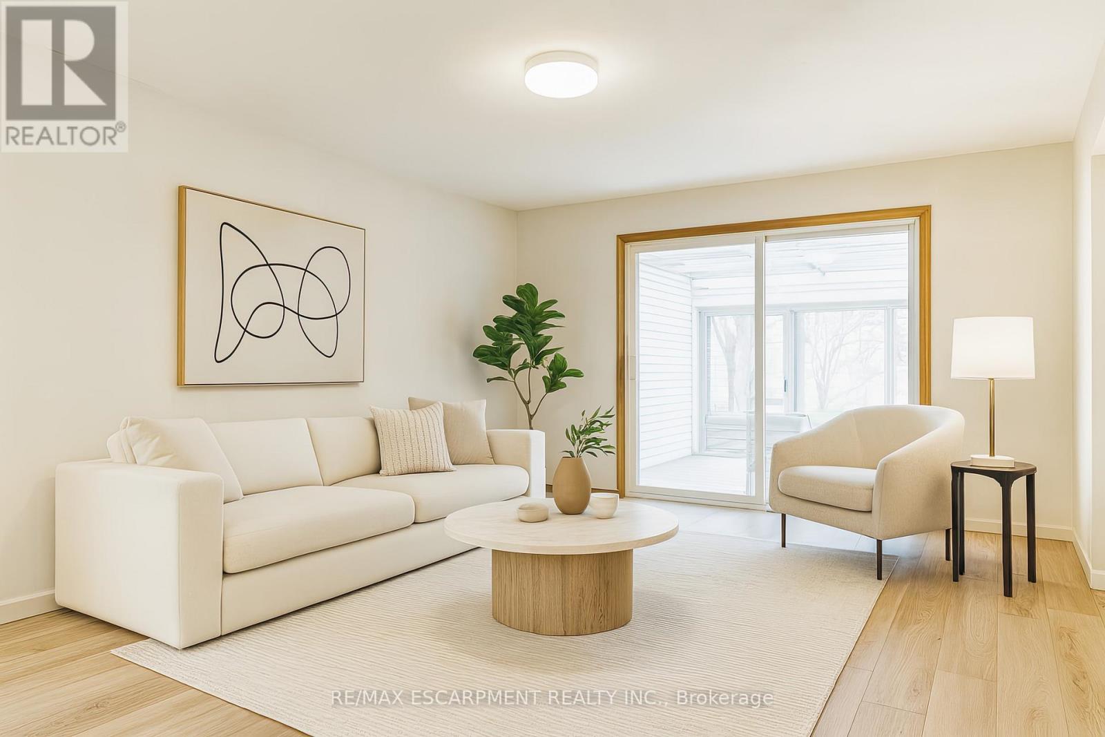 646 Alder Street W, Haldimand, ON - Indoor Photo Showing Living Room