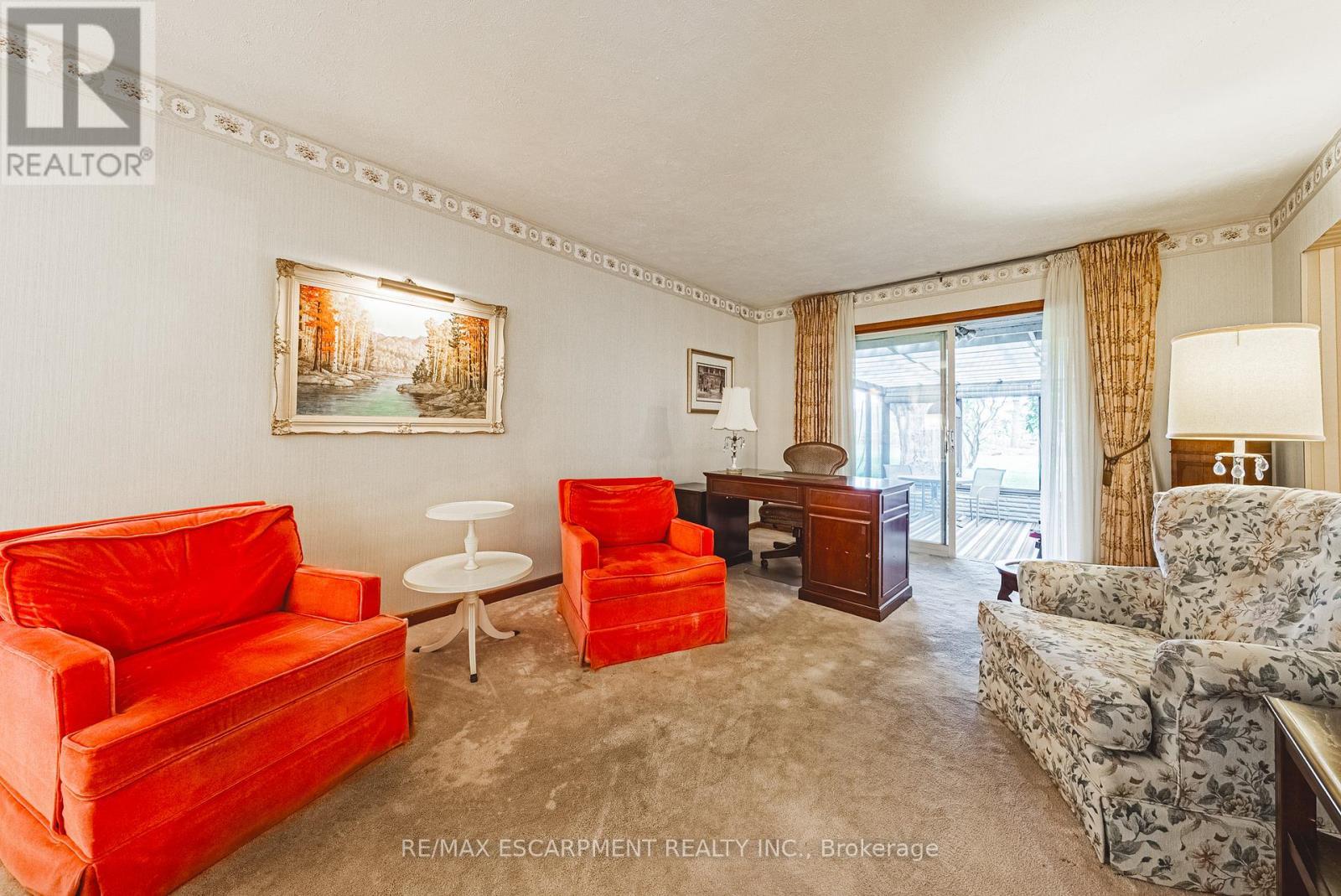 646 Alder Street W, Haldimand, ON - Indoor Photo Showing Living Room