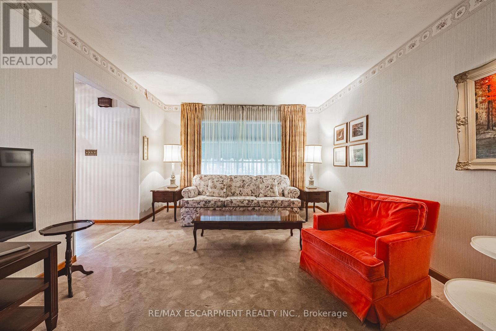 646 Alder Street W, Haldimand, ON - Indoor Photo Showing Living Room