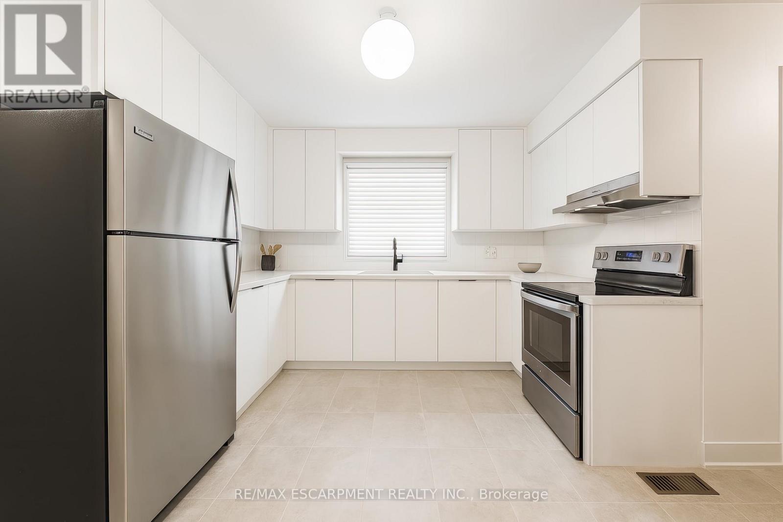 646 Alder Street W, Haldimand, ON - Indoor Photo Showing Kitchen