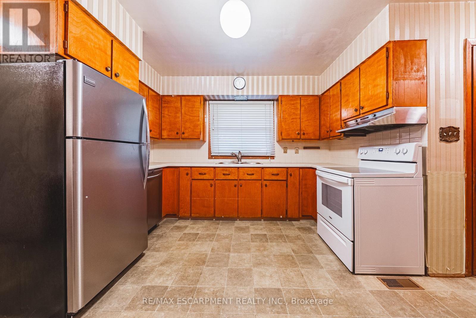 646 Alder Street W, Haldimand, ON - Indoor Photo Showing Kitchen