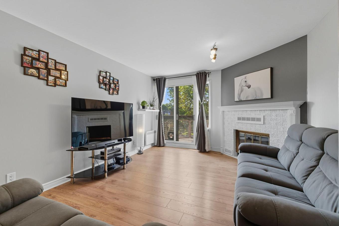 Salon - 302-1905 Boul. Du Tricentenaire, Montréal (Rivière-Des-Prairies/Pointe-Aux-Trembles), QC - Indoor Photo Showing Living Room With Fireplace