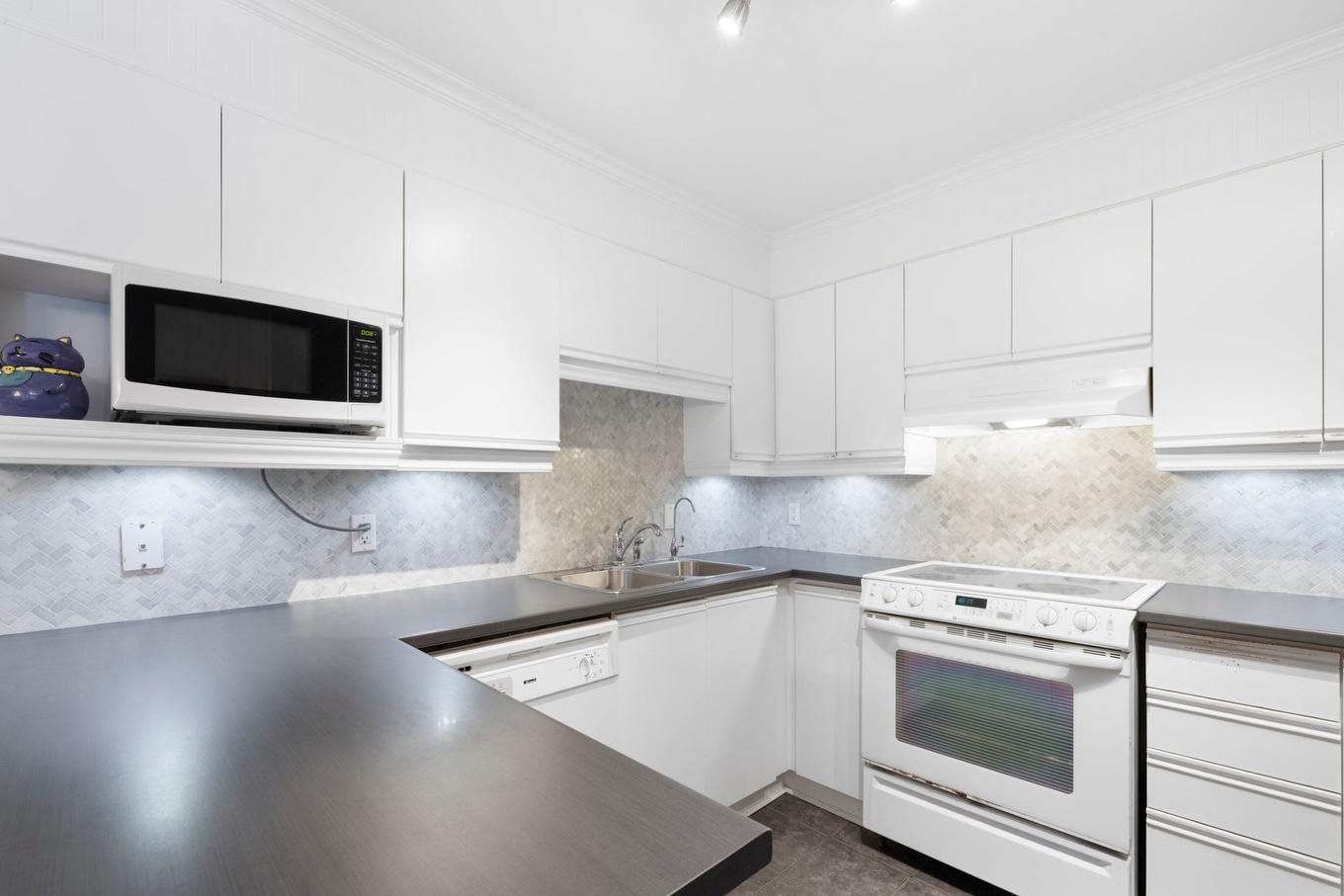 Cuisine - 302-1905 Boul. Du Tricentenaire, Montréal (Rivière-Des-Prairies/Pointe-Aux-Trembles), QC - Indoor Photo Showing Kitchen