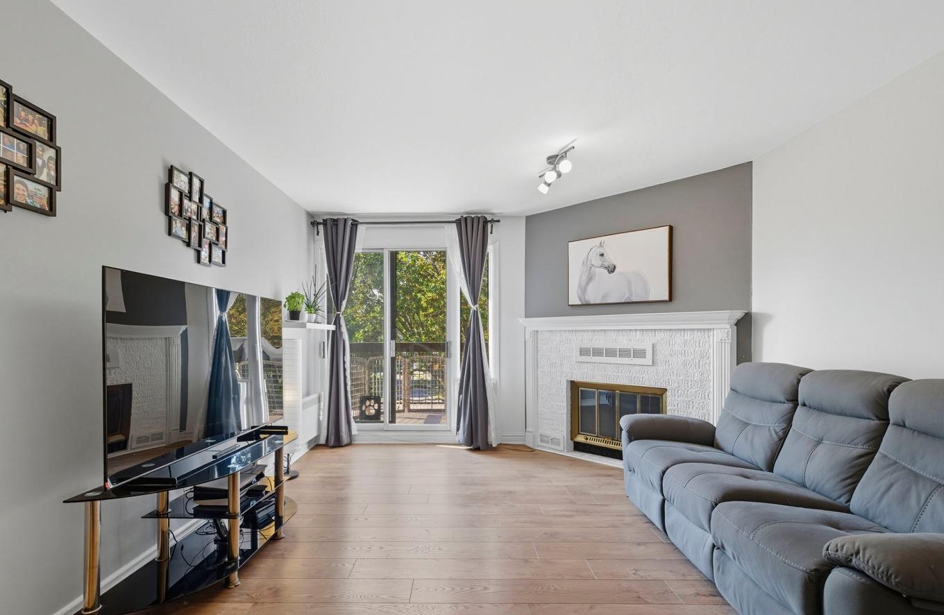 Salon - 302-1905 Boul. Du Tricentenaire, Montréal (Rivière-Des-Prairies/Pointe-Aux-Trembles), QC - Indoor Photo Showing Living Room With Fireplace