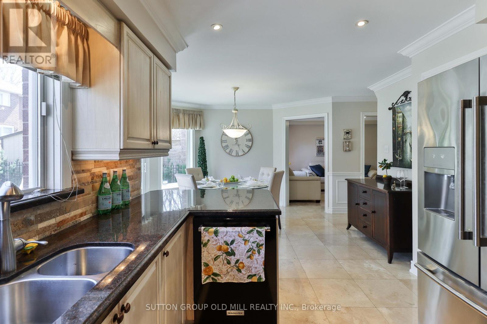 6835 Forest Park Drive, Mississauga, ON - Indoor Photo Showing Kitchen With Double Sink