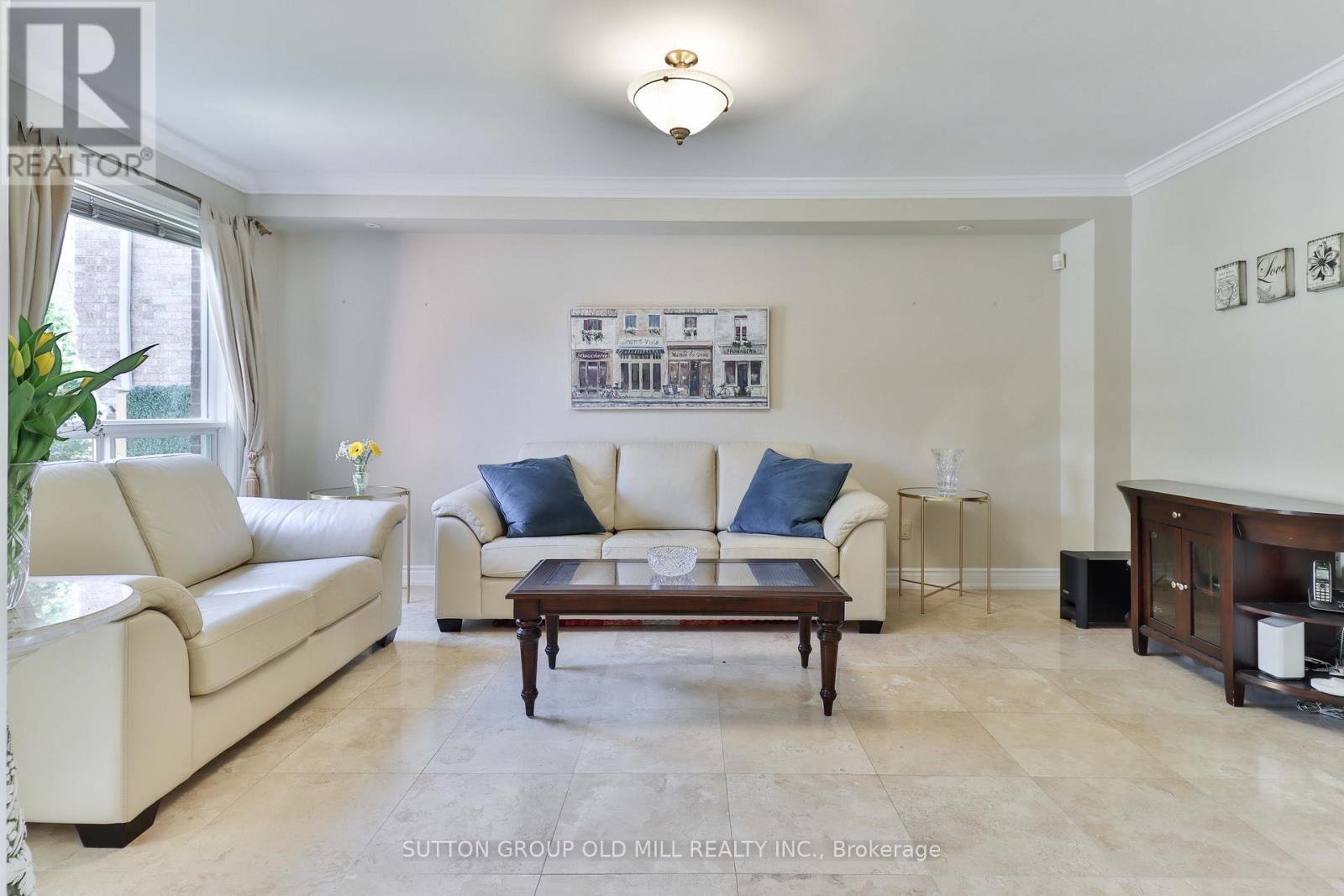 6835 Forest Park Drive, Mississauga, ON - Indoor Photo Showing Living Room