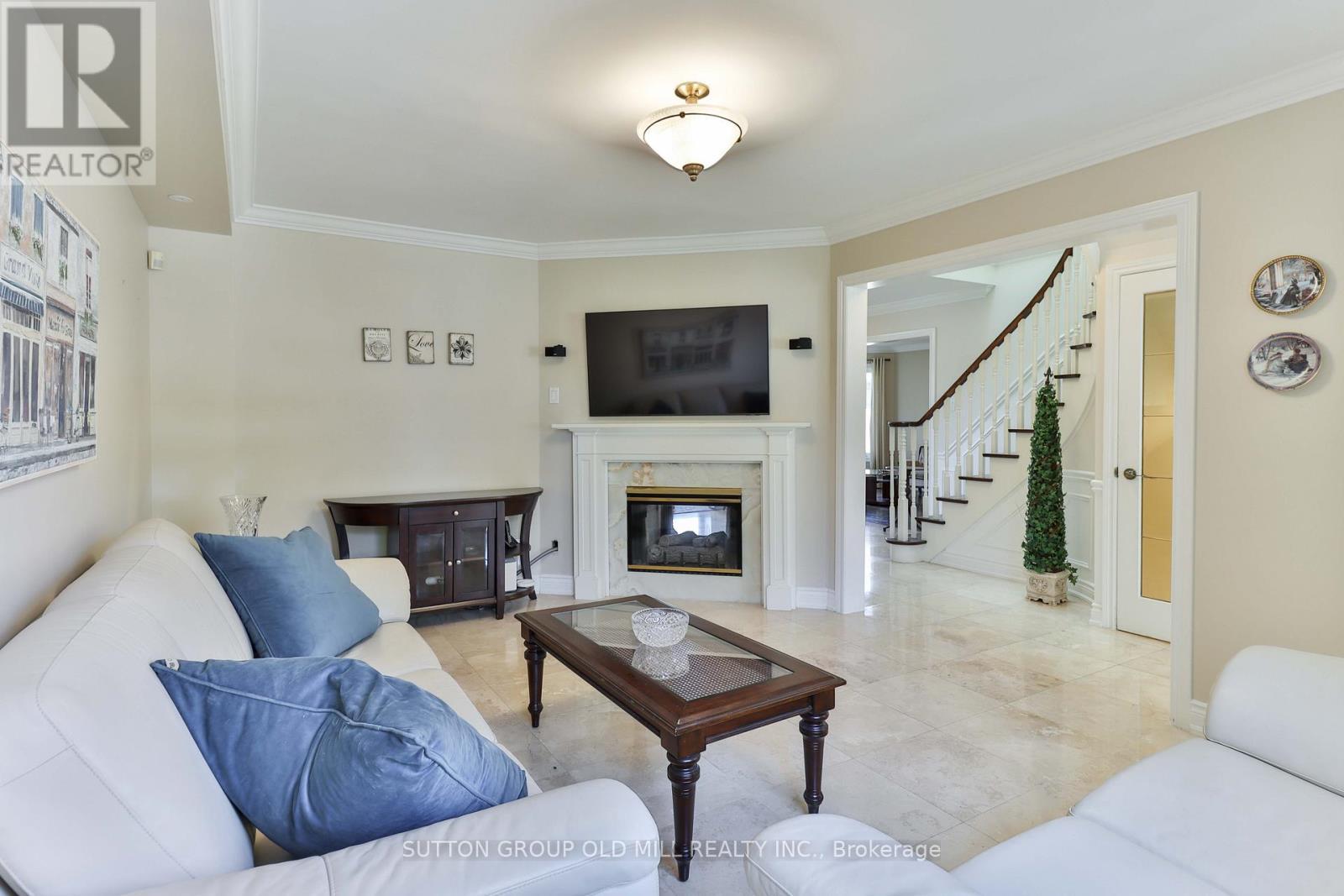 6835 Forest Park Drive, Mississauga, ON - Indoor Photo Showing Living Room With Fireplace