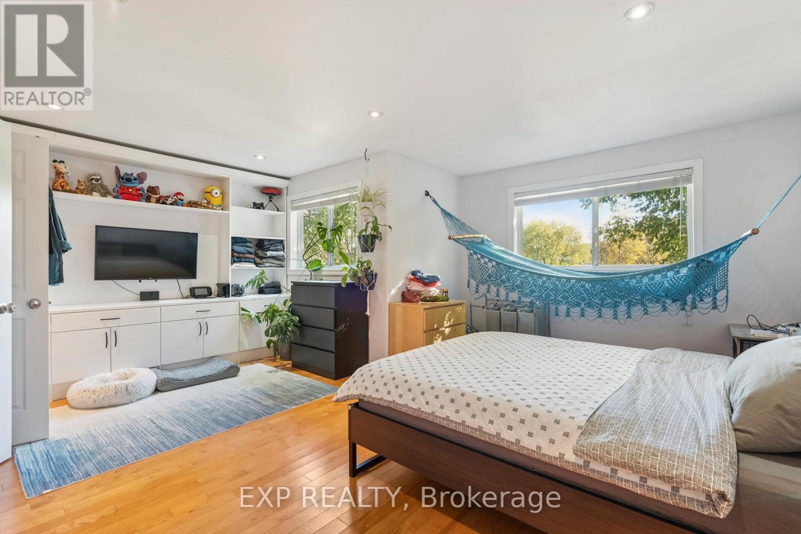 27 Pettit Street, Hamilton, ON - Indoor Photo Showing Bedroom