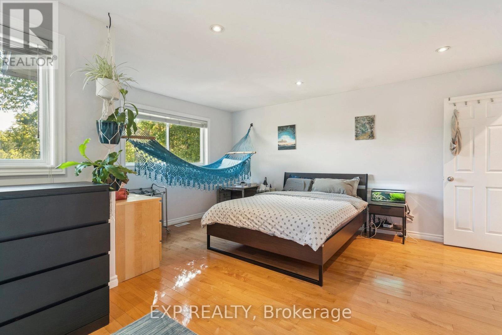 27 Pettit Street, Hamilton, ON - Indoor Photo Showing Bedroom