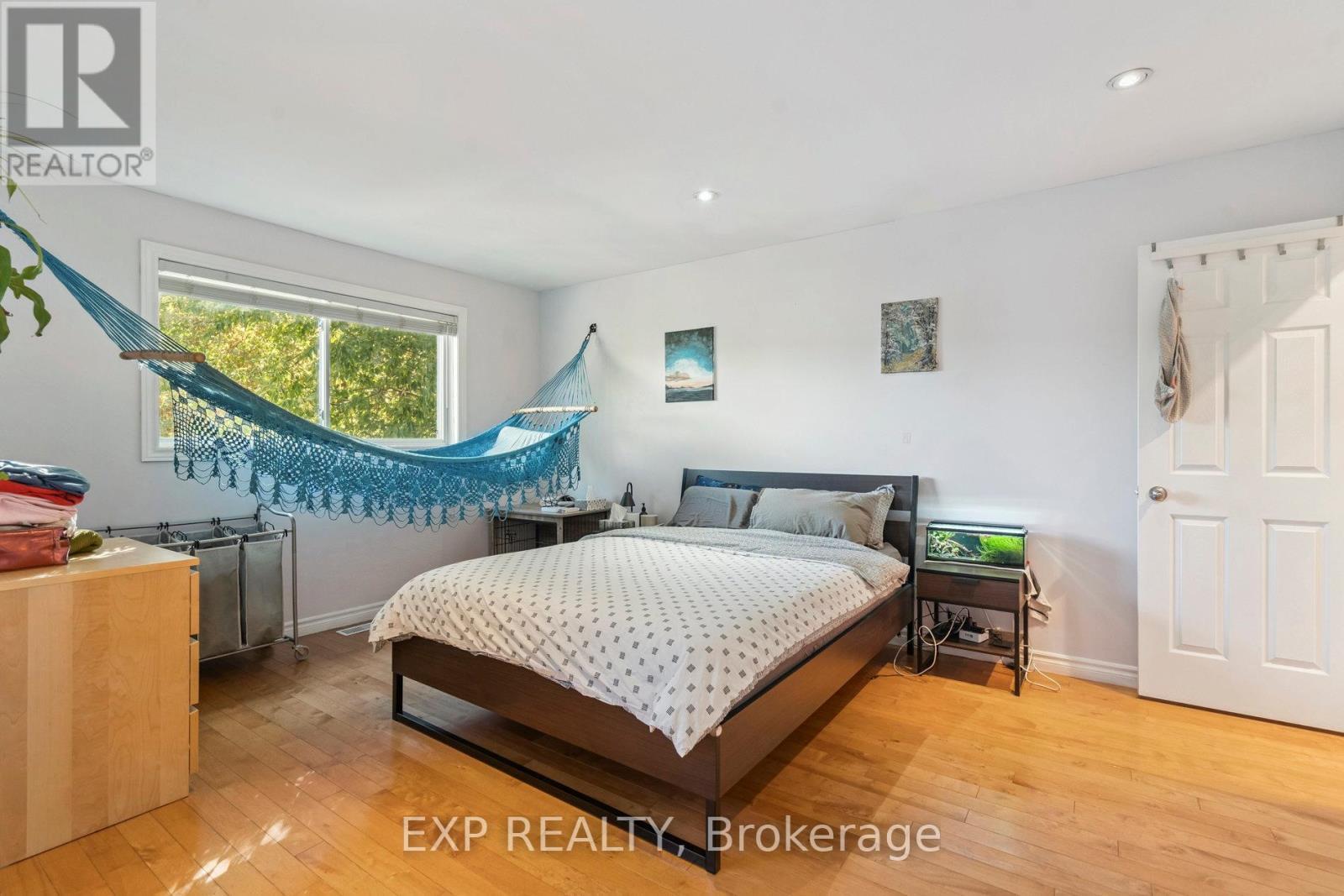 27 Pettit Street, Hamilton, ON - Indoor Photo Showing Bedroom