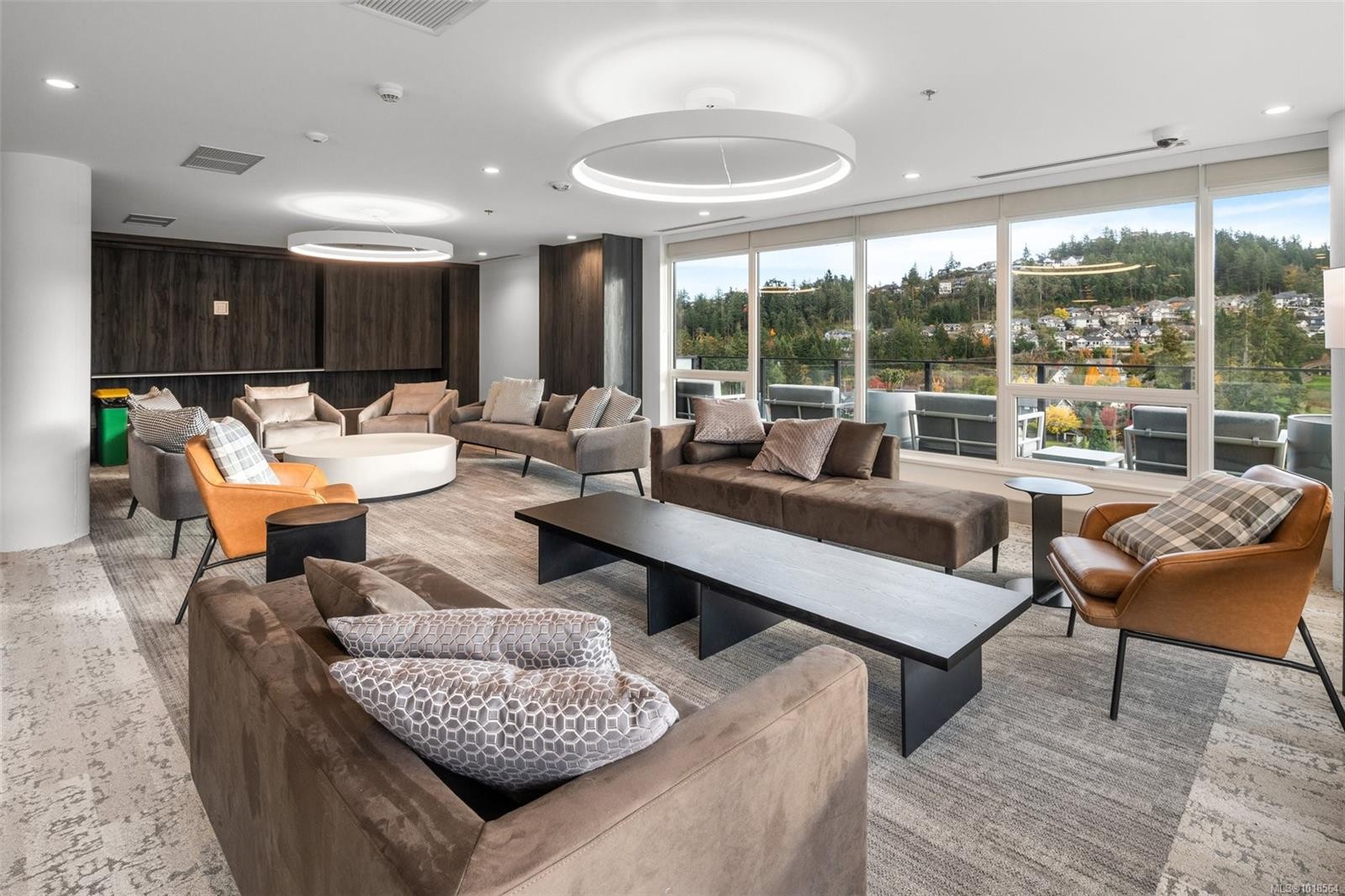1118-2000 Hannington Rd, Langford, BC - Indoor Photo Showing Living Room