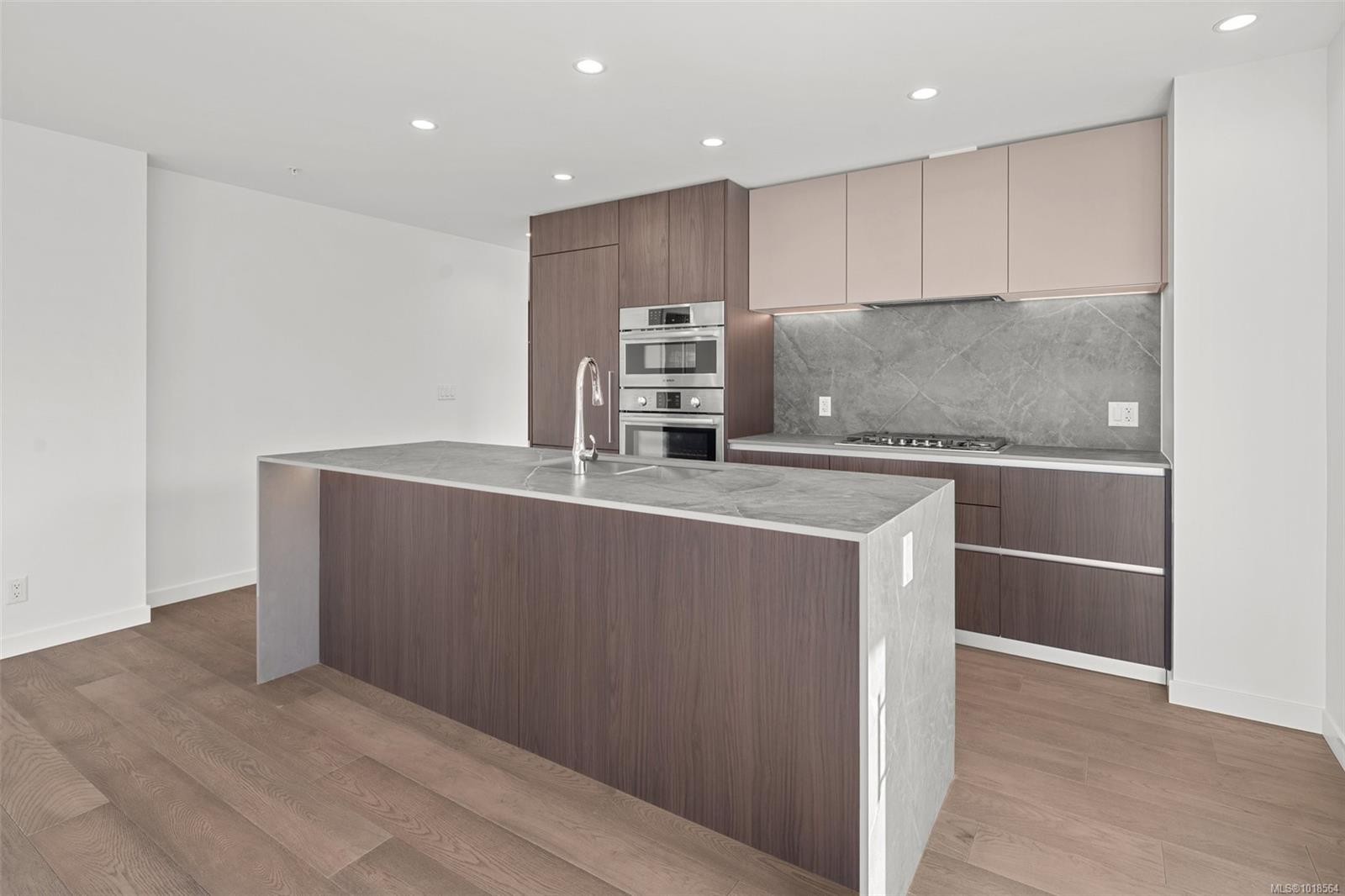 1118-2000 Hannington Rd, Langford, BC - Indoor Photo Showing Kitchen With Upgraded Kitchen