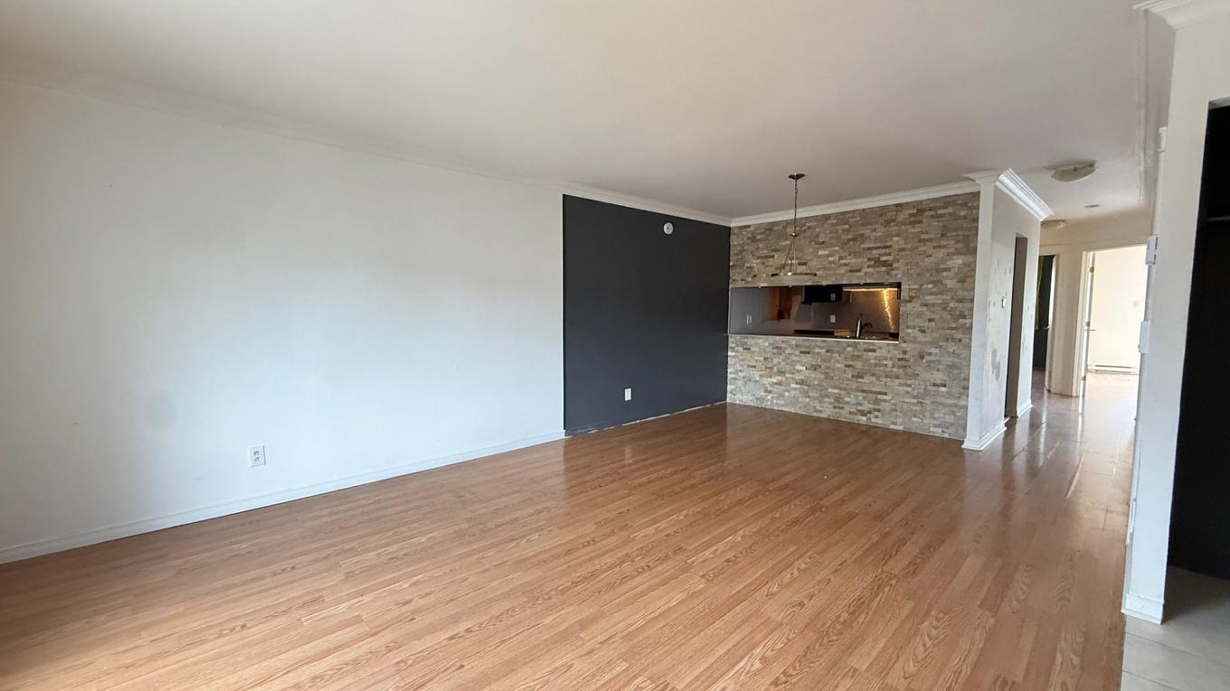 Coin-repas - 103-5373 Rue Du Bocage, Terrebonne (La Plaine), QC - Indoor Photo Showing Other Room With Fireplace