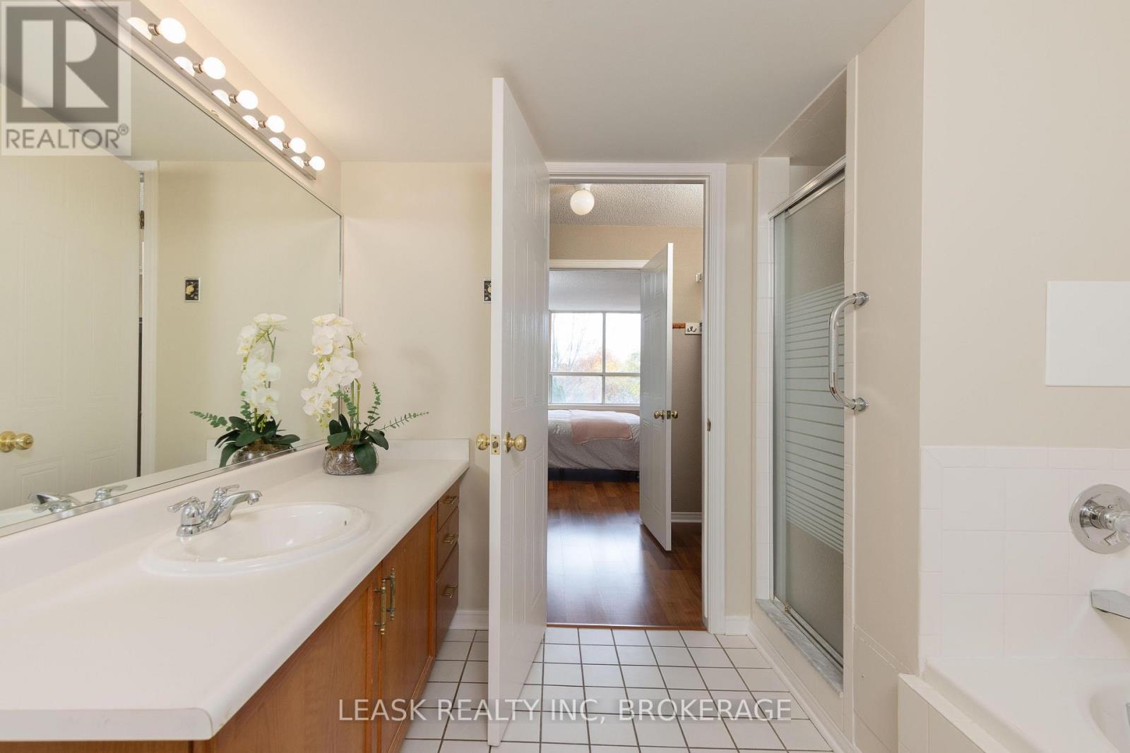 4-pc ensuite for both bath & shower lovers. - 303 - 3 Towering Heights Boulevard, St. Catharines (Glendale/Glenridge), ON - Indoor Photo Showing Bathroom