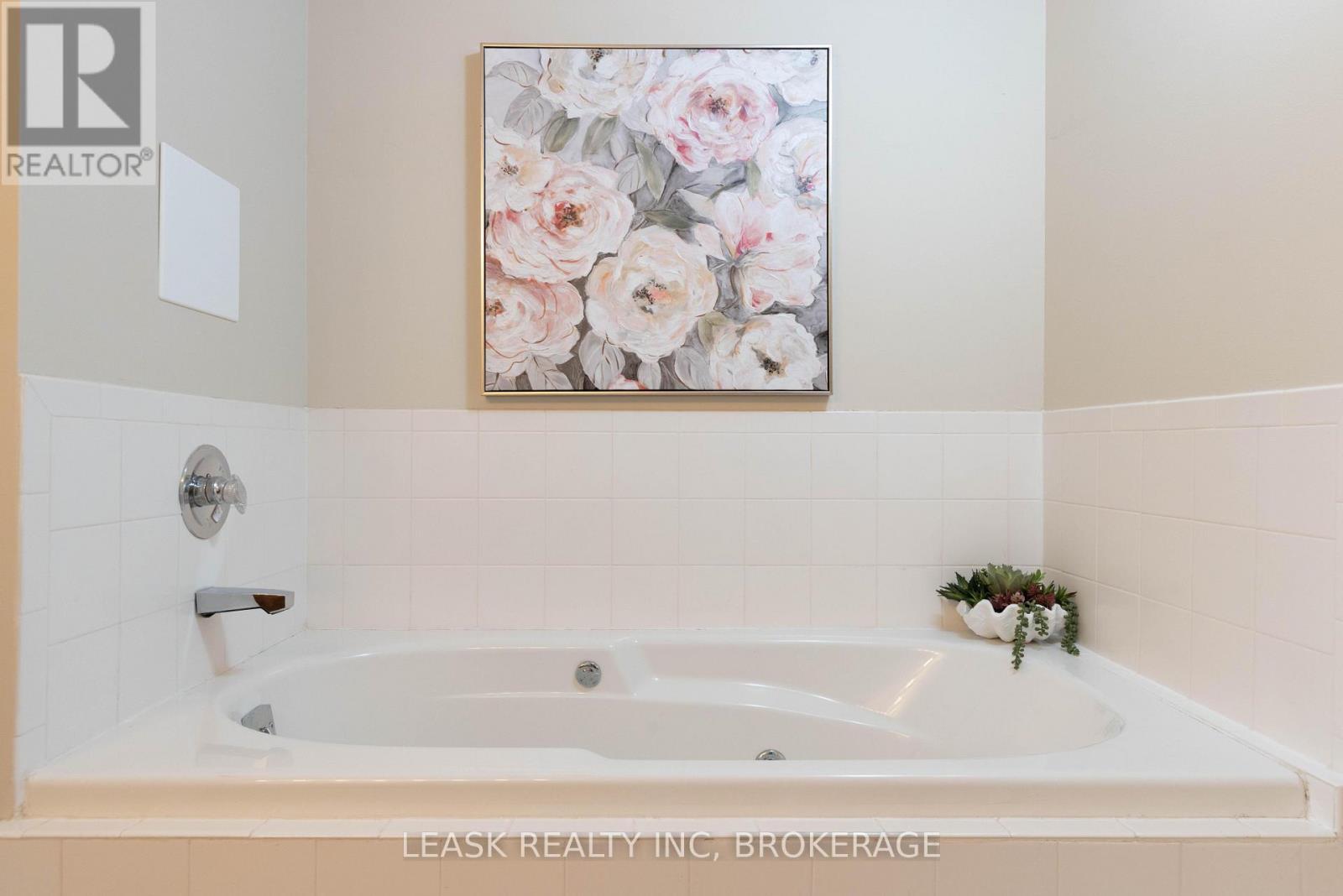 End your day in the comfort of a soaker tub. - 303 - 3 Towering Heights Boulevard, St. Catharines (Glendale/Glenridge), ON - Indoor Photo Showing Bathroom