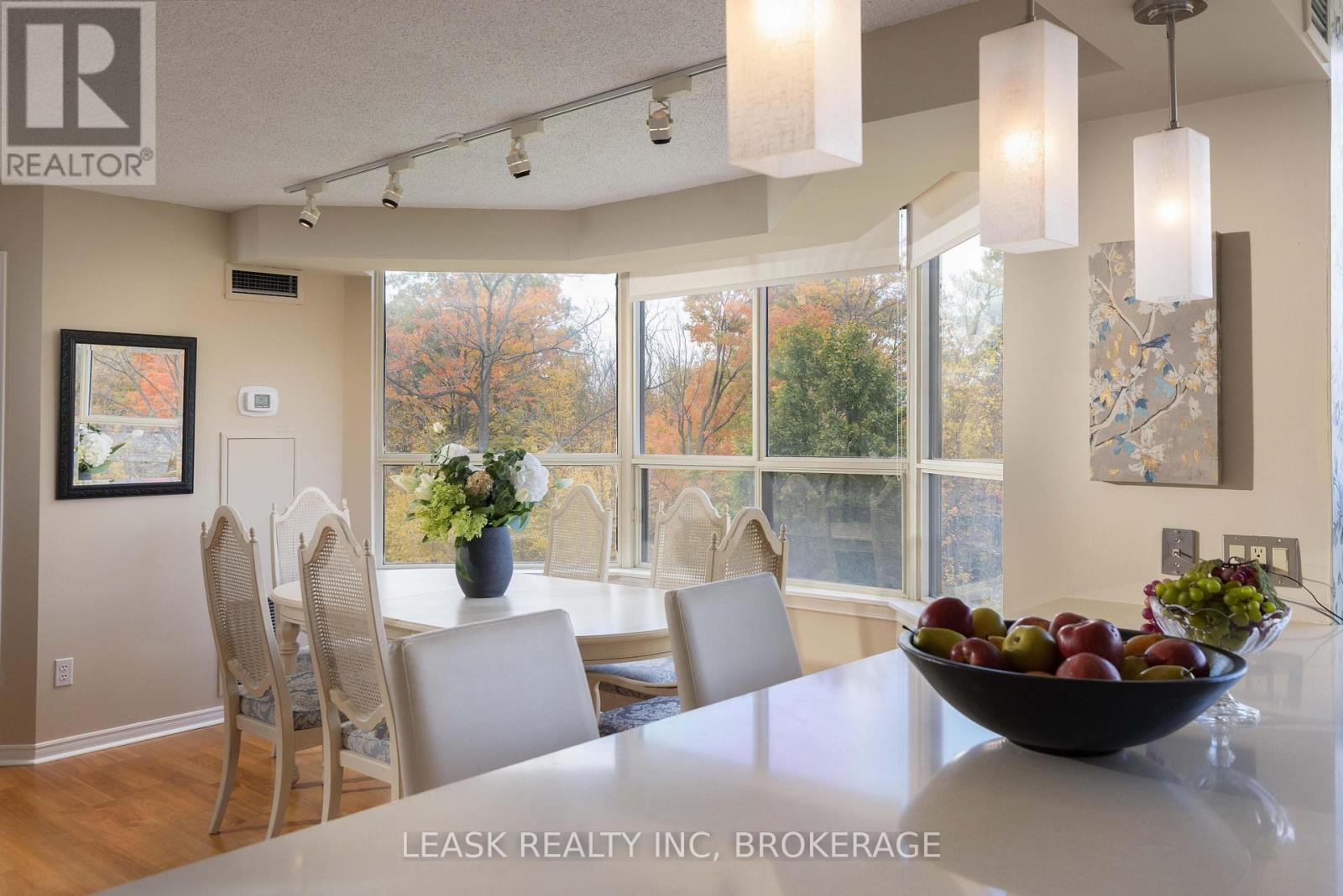 Elegant dining space to host family/friends - 303 - 3 Towering Heights Boulevard, St. Catharines (Glendale/Glenridge), ON - Indoor Photo Showing Dining Room