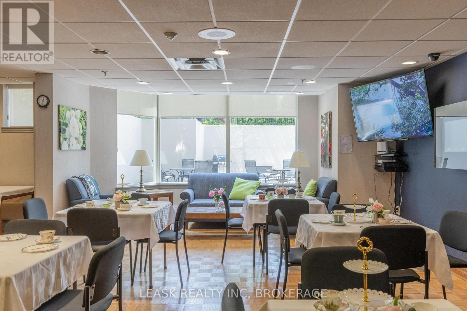 Welcome to the SouthGate community. - 303 - 3 Towering Heights Boulevard, St. Catharines (Glendale/Glenridge), ON - Indoor Photo Showing Dining Room