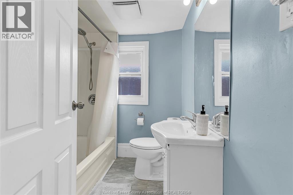 1342 Drouillard, Windsor, ON - Indoor Photo Showing Bathroom