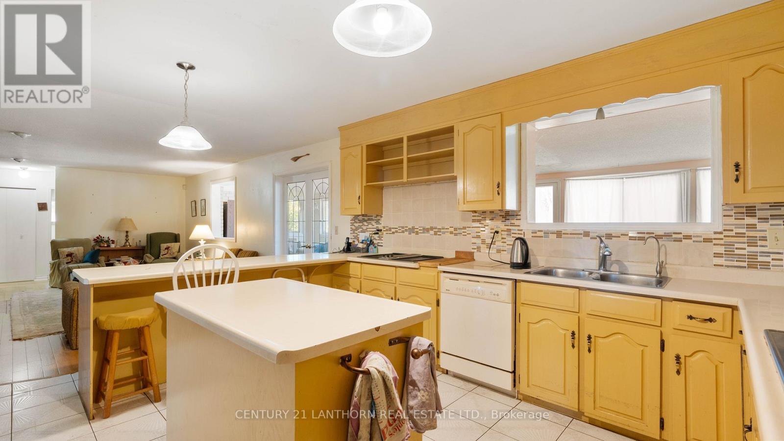 5073 Highway 62 Highway S, Prince Edward County (Ameliasburg Ward), ON - Indoor Photo Showing Kitchen With Double Sink
