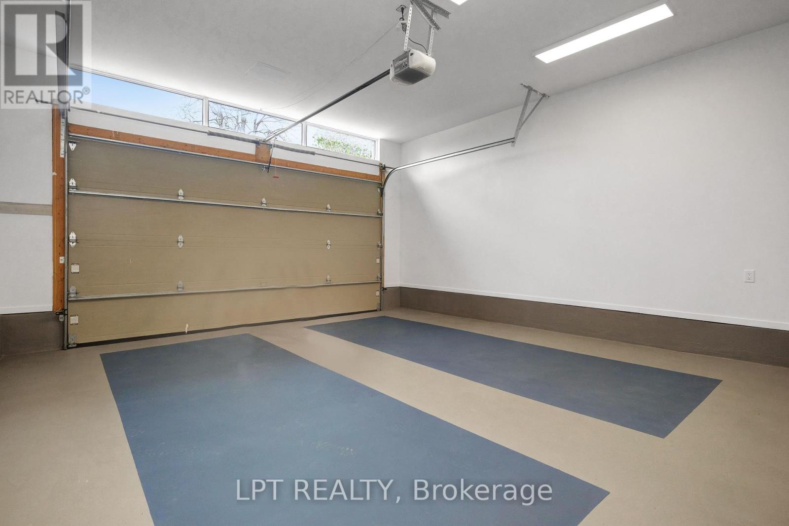 298 Crestview Road, Ottawa, ON - Indoor Photo Showing Garage