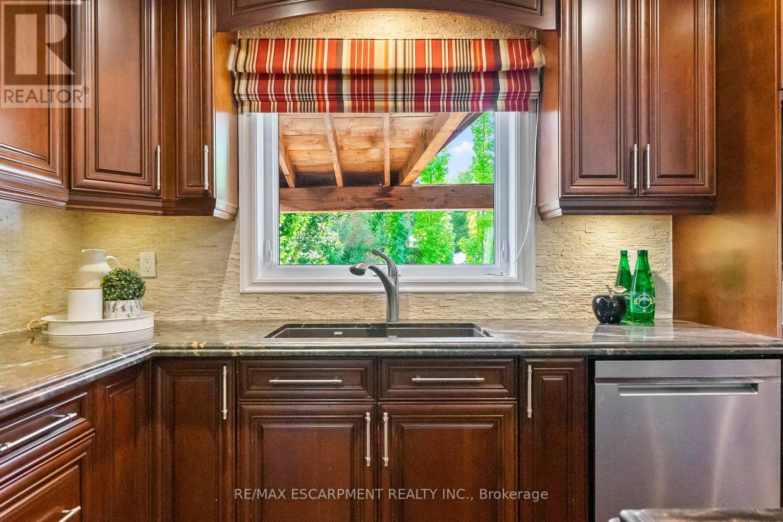 2421 Susquehanna Court, Oakville, ON - Indoor Photo Showing Kitchen With Double Sink
