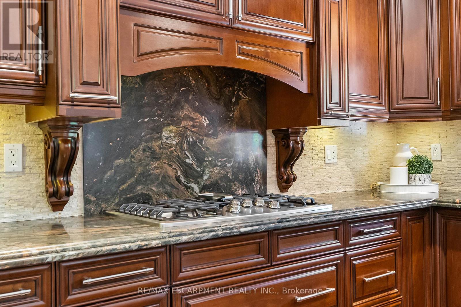 2421 Susquehanna Court, Oakville, ON - Indoor Photo Showing Kitchen