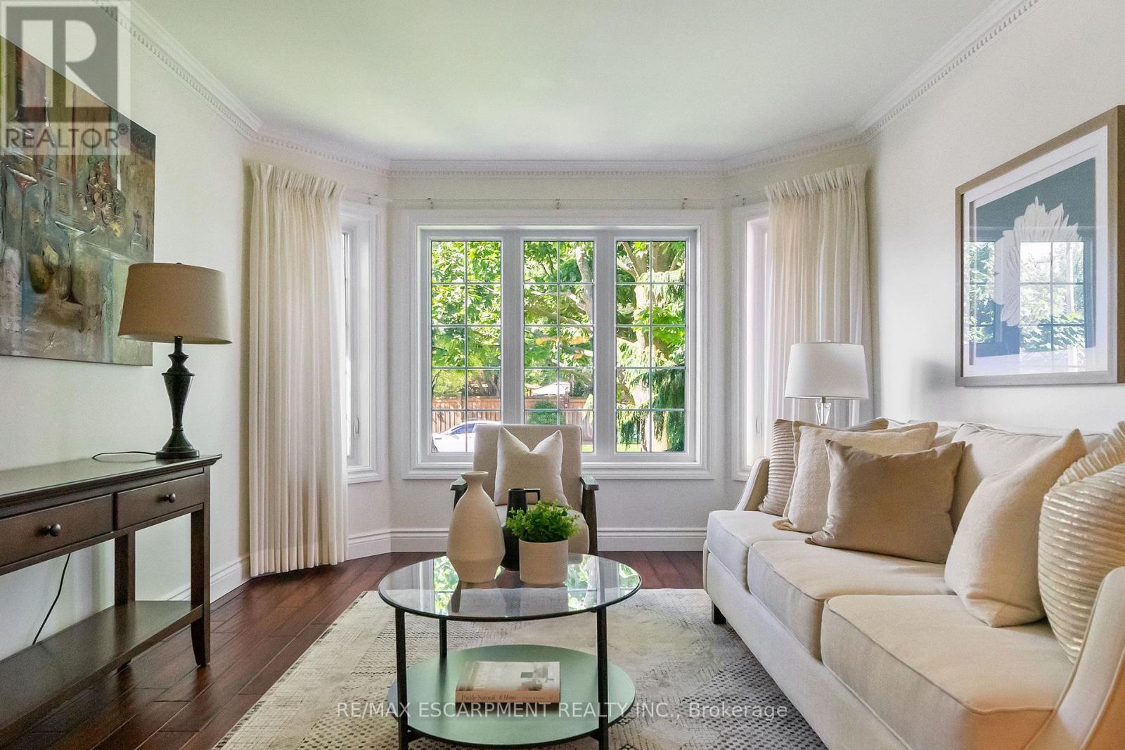 2421 Susquehanna Court, Oakville, ON - Indoor Photo Showing Living Room