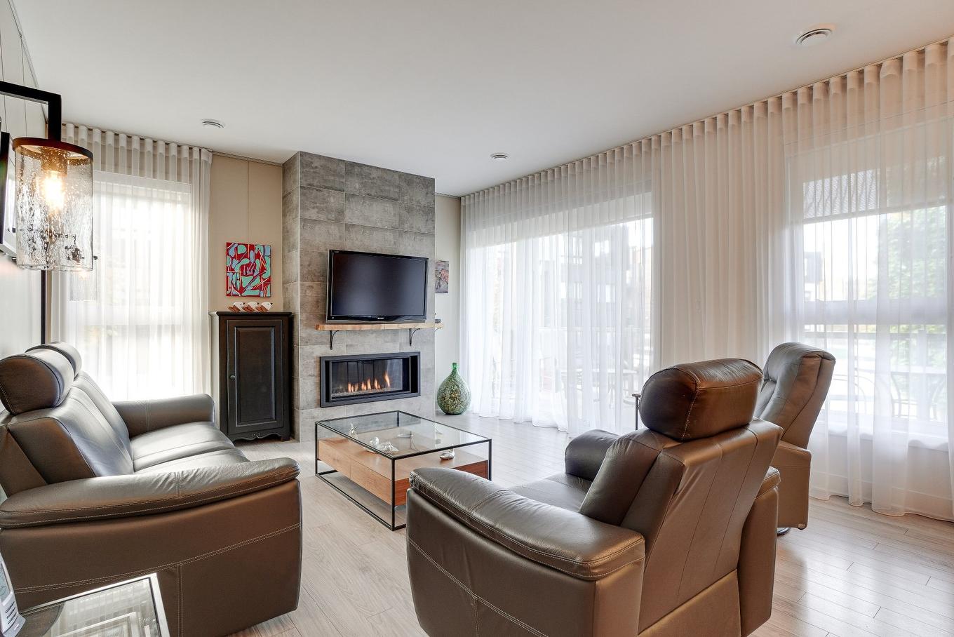 Salon - 101-1195 Rue Marie-Gérin-Lajoie, Terrebonne (Terrebonne), QC - Indoor Photo Showing Living Room With Fireplace