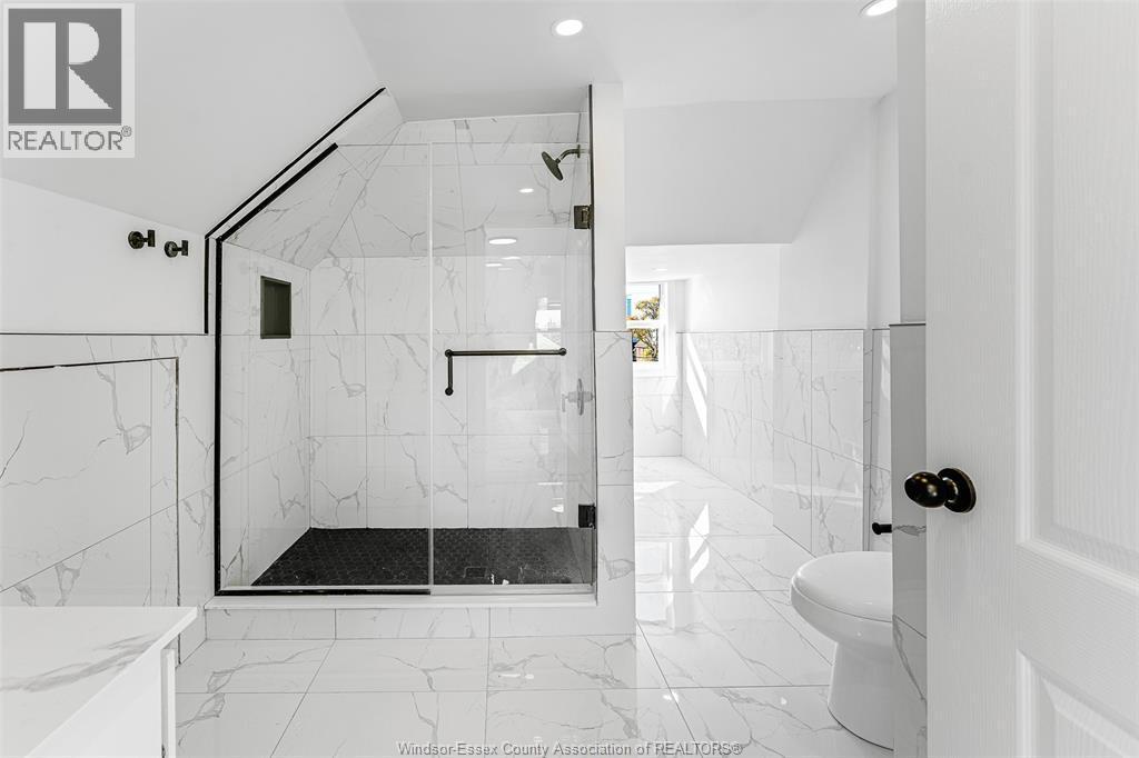 409 Hall Unit# B, Windsor, ON - Indoor Photo Showing Bathroom