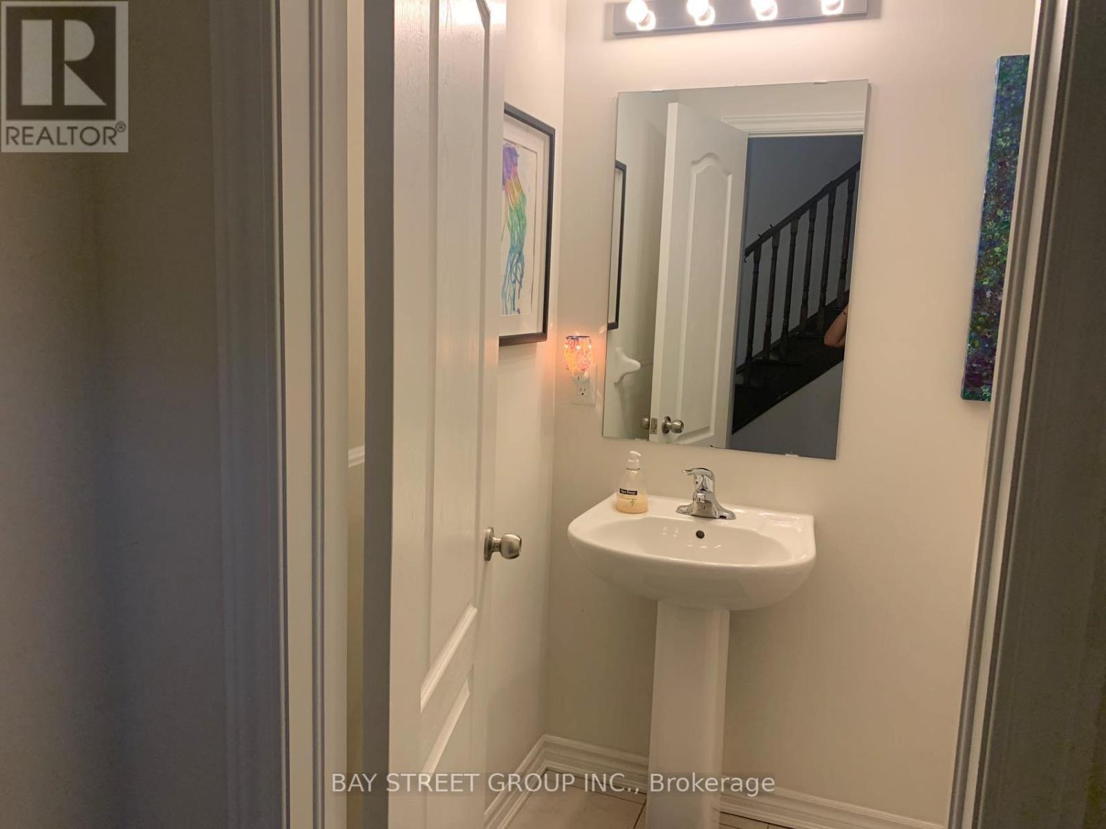 27 Palace Street, Thorold, ON - Indoor Photo Showing Bathroom