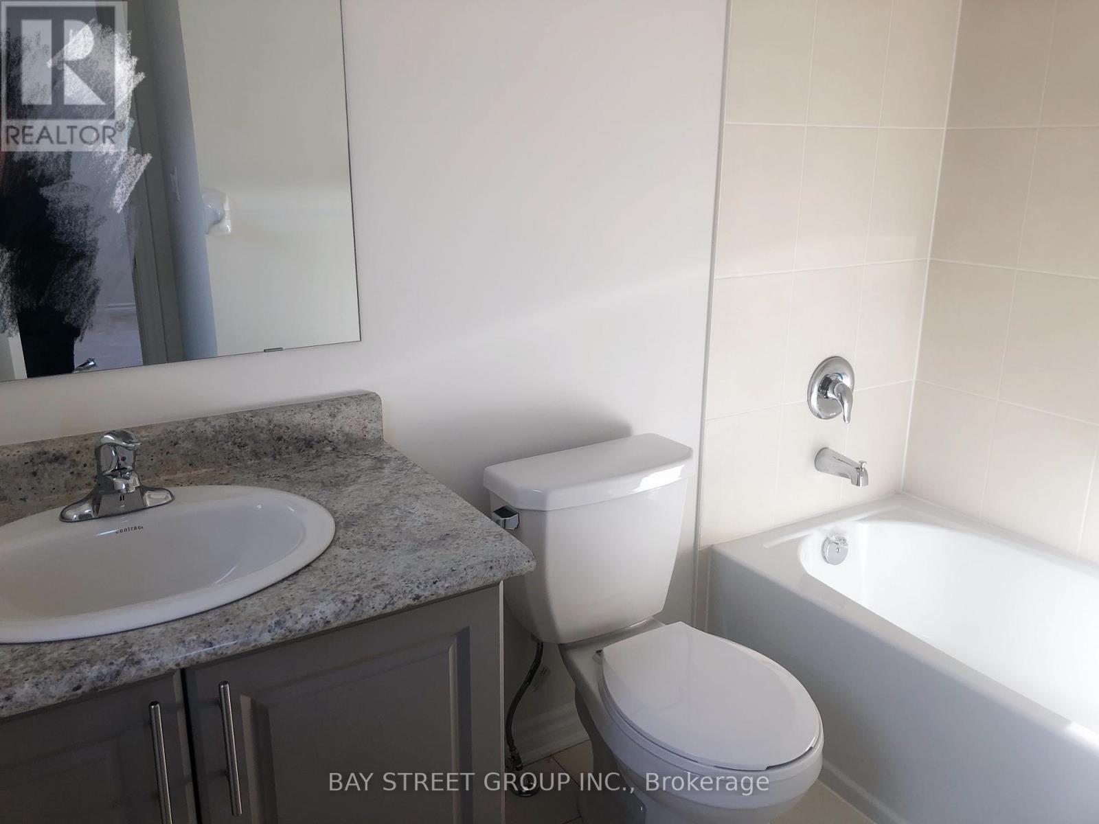 27 Palace Street, Thorold, ON - Indoor Photo Showing Bathroom