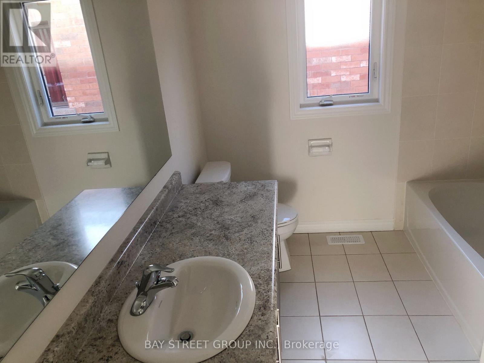 27 Palace Street, Thorold, ON - Indoor Photo Showing Bathroom