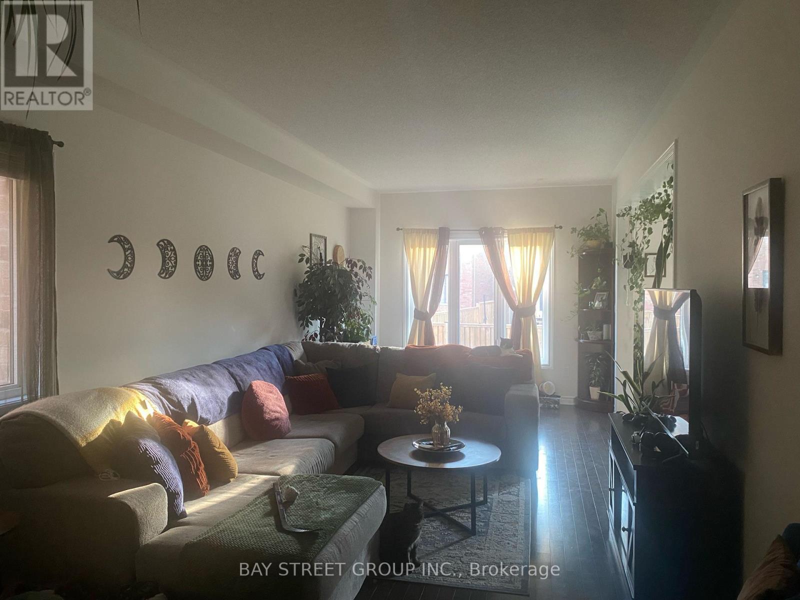 27 Palace Street, Thorold, ON - Indoor Photo Showing Living Room
