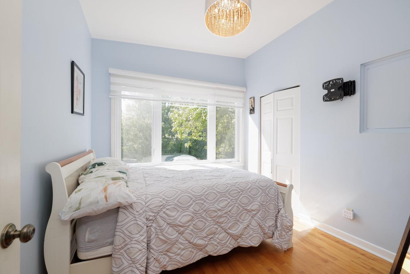 Chambre à coucher - 15 Rue Oslo, Dollard-Des-Ormeaux, QC - Indoor Photo Showing Bedroom