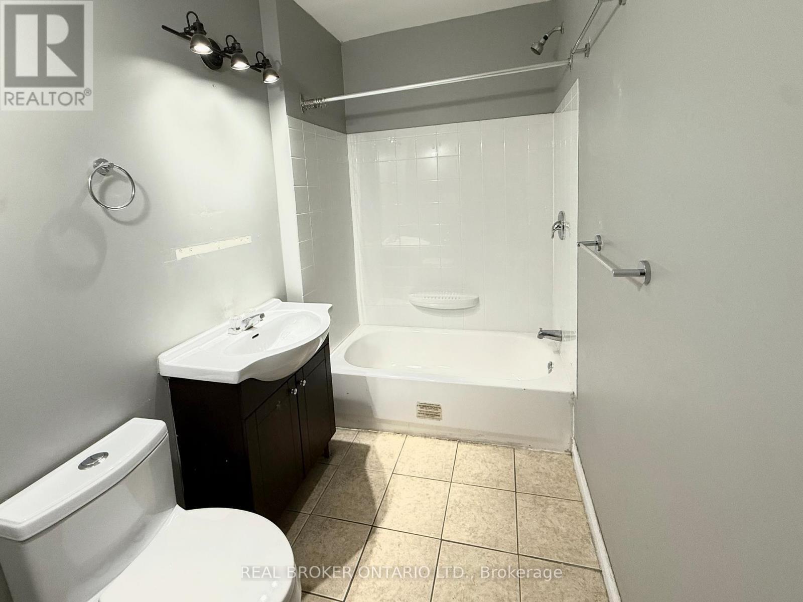 Apartment 2 bathroom - 43 Beckwith Street, Smiths Falls, ON