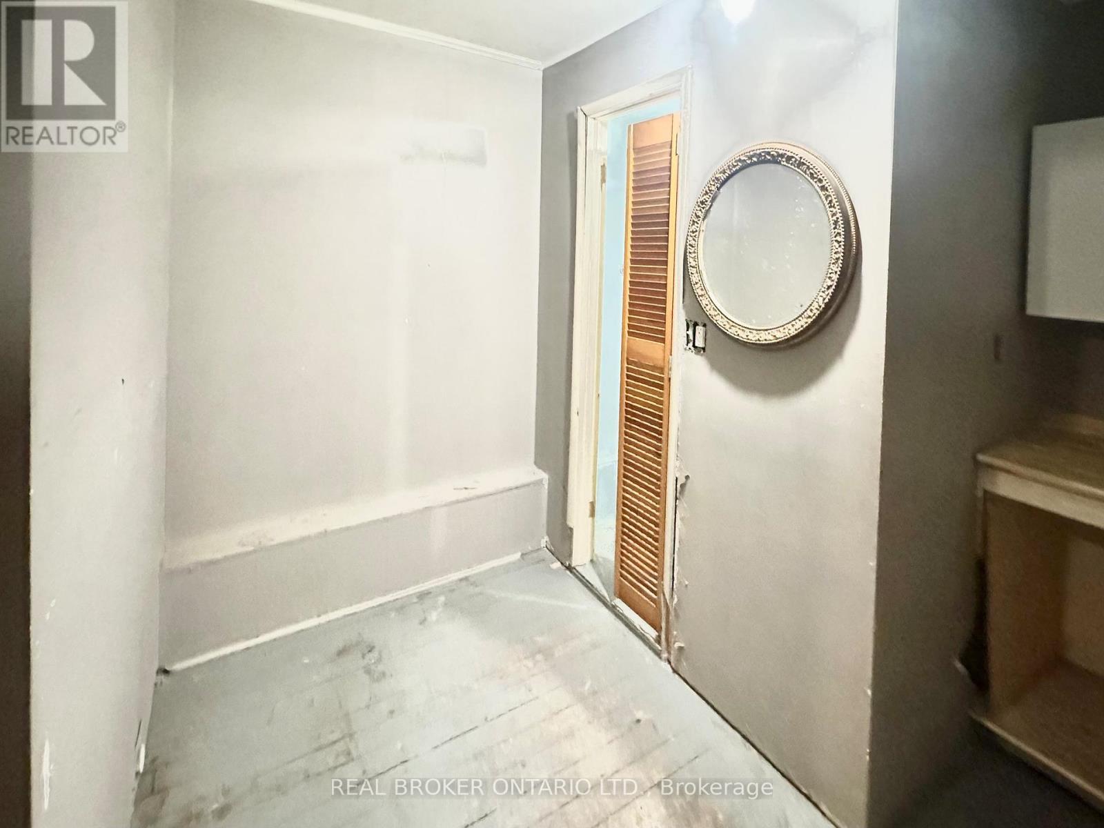 Apartment 2(bachelor) bathroom - 43 Beckwith Street, Smiths Falls, ON