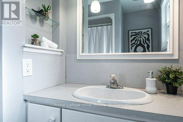 335 Britannia Street, Stratford, ON - Indoor Photo Showing Bathroom