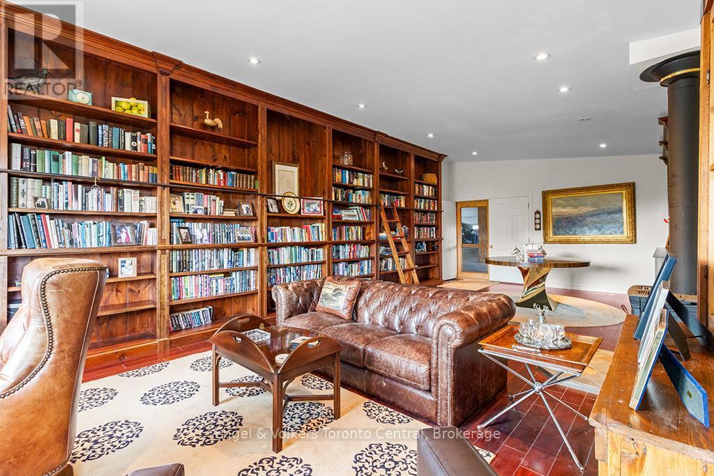 Office In Barn - 727070 Side Rd 22C Side Road W, Grey Highlands, ON - Indoor