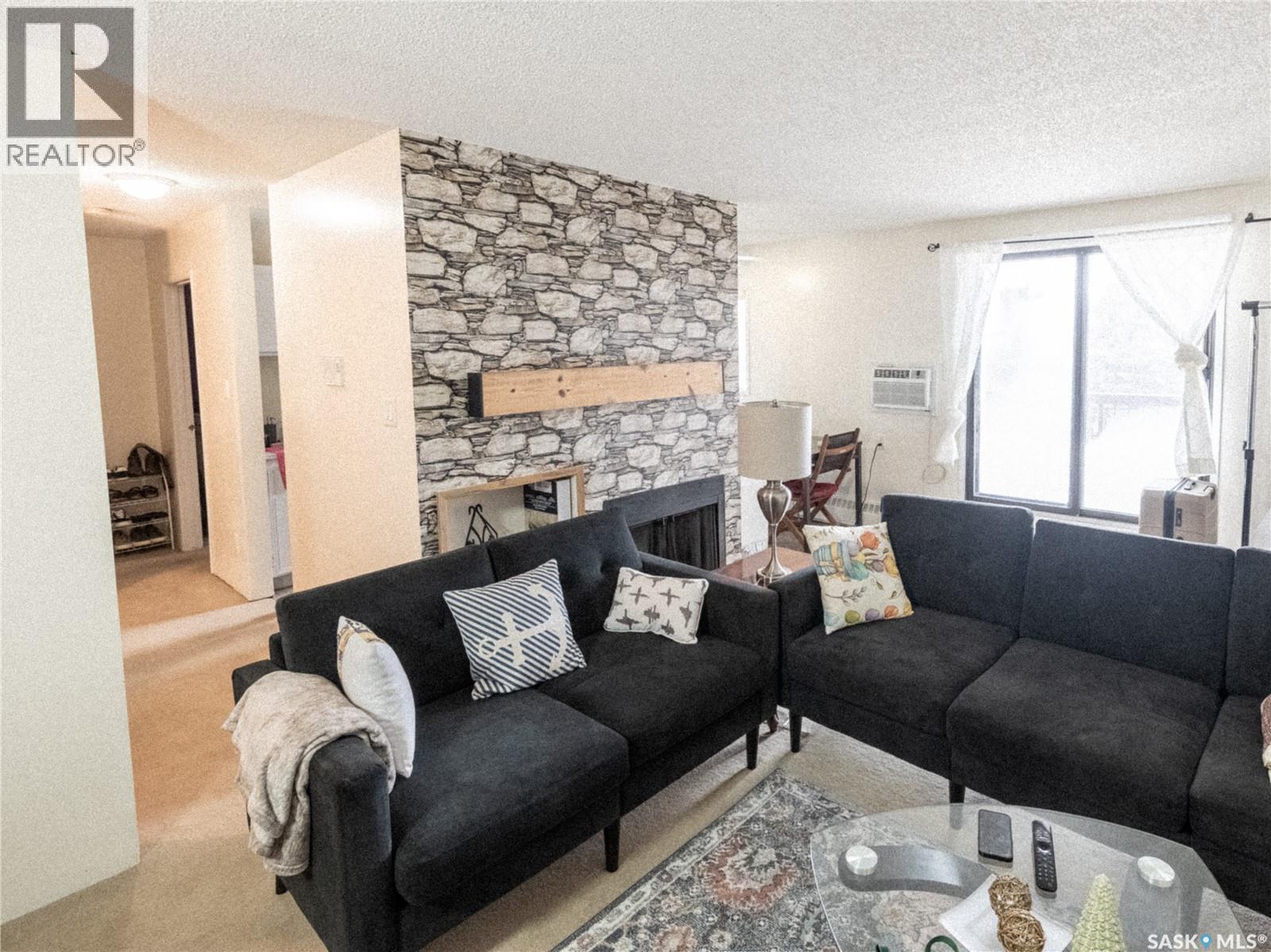 303 51 Rodenbush Drive, Regina, SK - Indoor Photo Showing Living Room