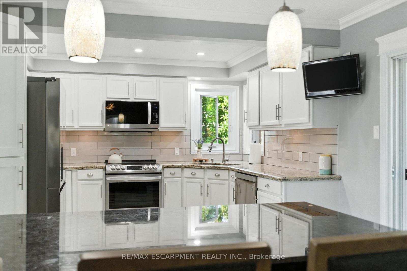 36 Pinecreek Road, Hamilton, ON - Indoor Photo Showing Kitchen With Upgraded Kitchen