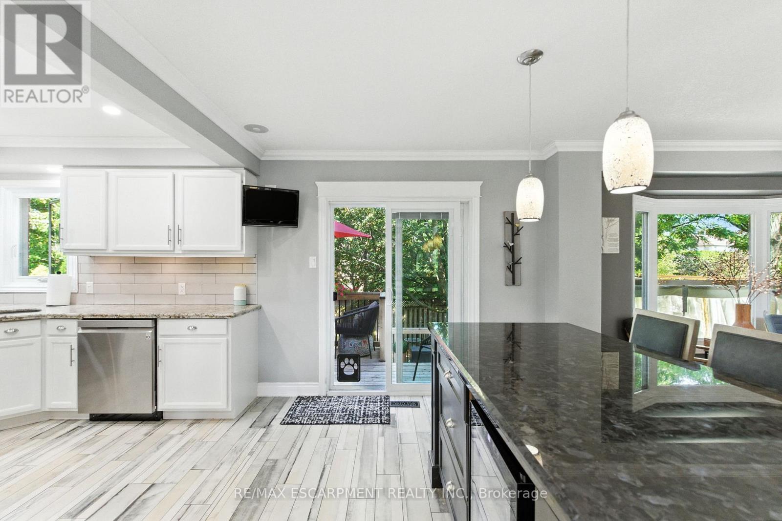 36 Pinecreek Road, Hamilton, ON - Indoor Photo Showing Kitchen With Upgraded Kitchen