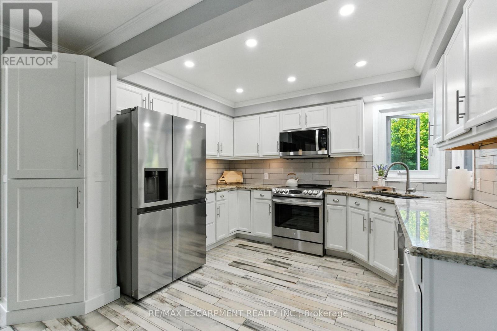 36 Pinecreek Road, Hamilton, ON - Indoor Photo Showing Kitchen With Upgraded Kitchen