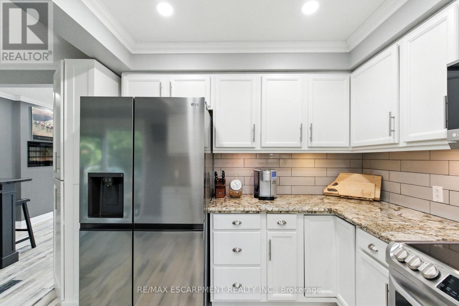 36 Pinecreek Road, Hamilton, ON - Indoor Photo Showing Kitchen With Upgraded Kitchen