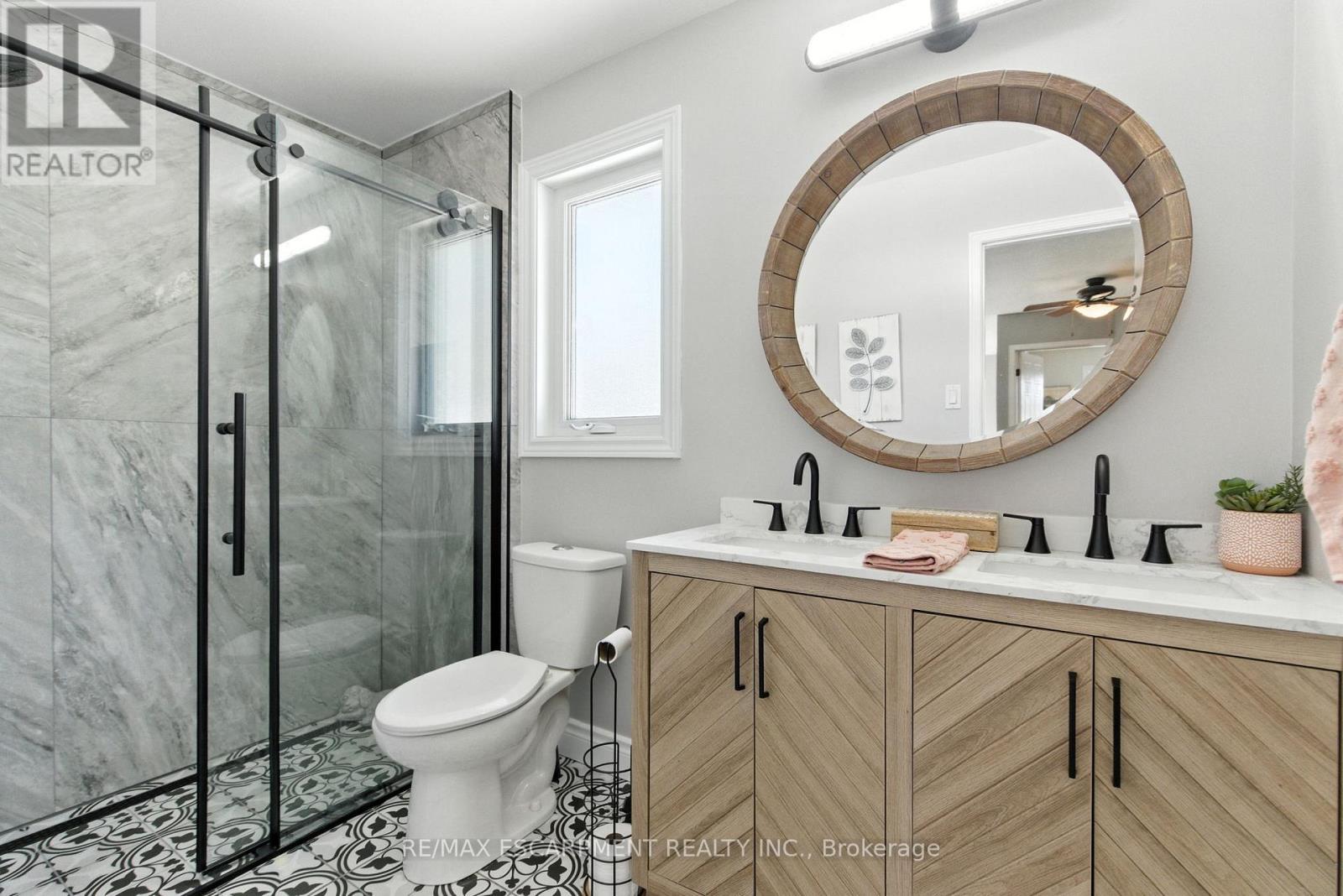 36 Pinecreek Road, Hamilton, ON - Indoor Photo Showing Bathroom