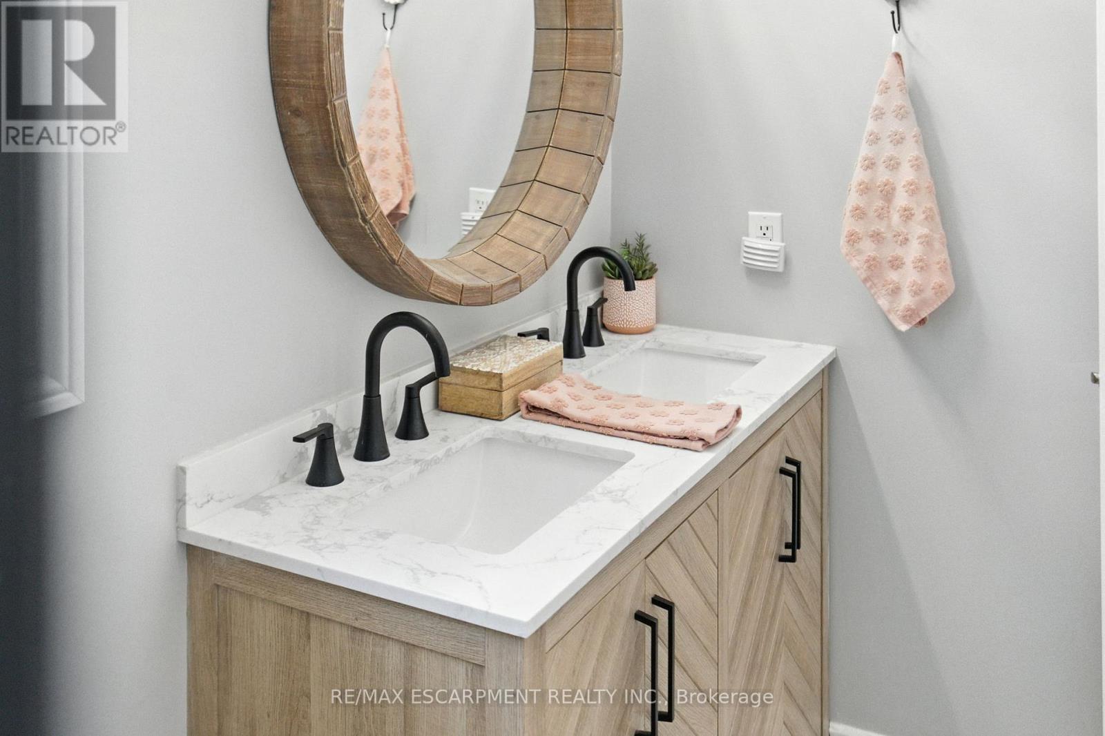 36 Pinecreek Road, Hamilton, ON - Indoor Photo Showing Bathroom