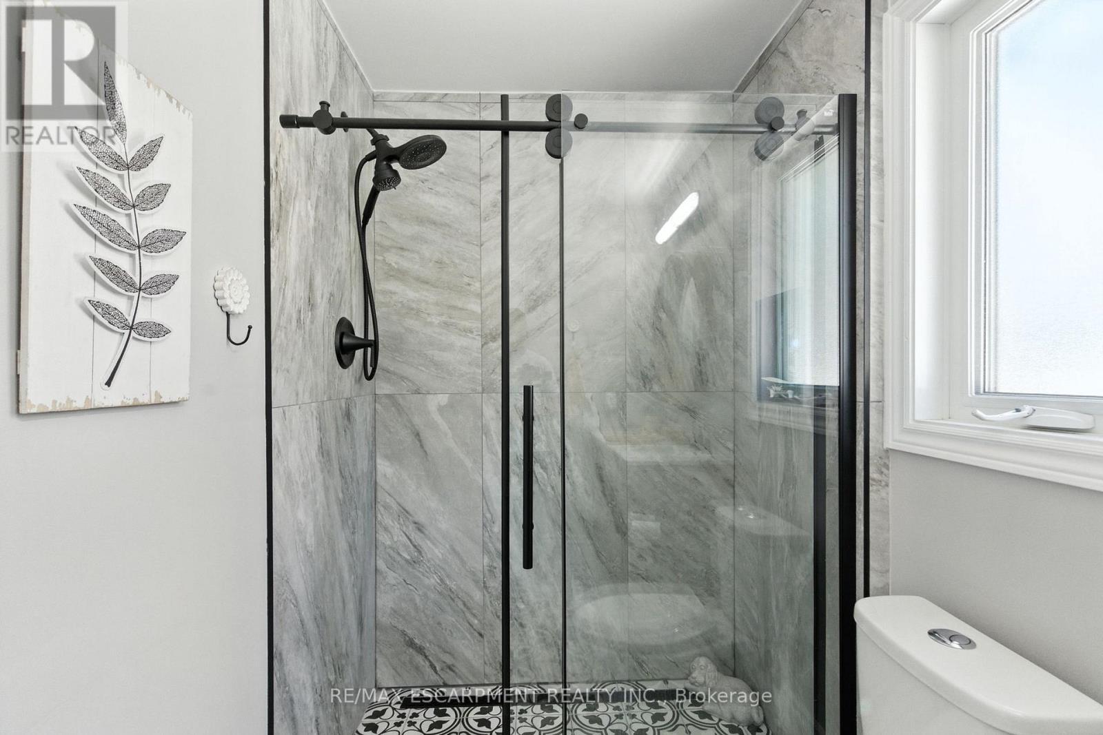 36 Pinecreek Road, Hamilton, ON - Indoor Photo Showing Bathroom