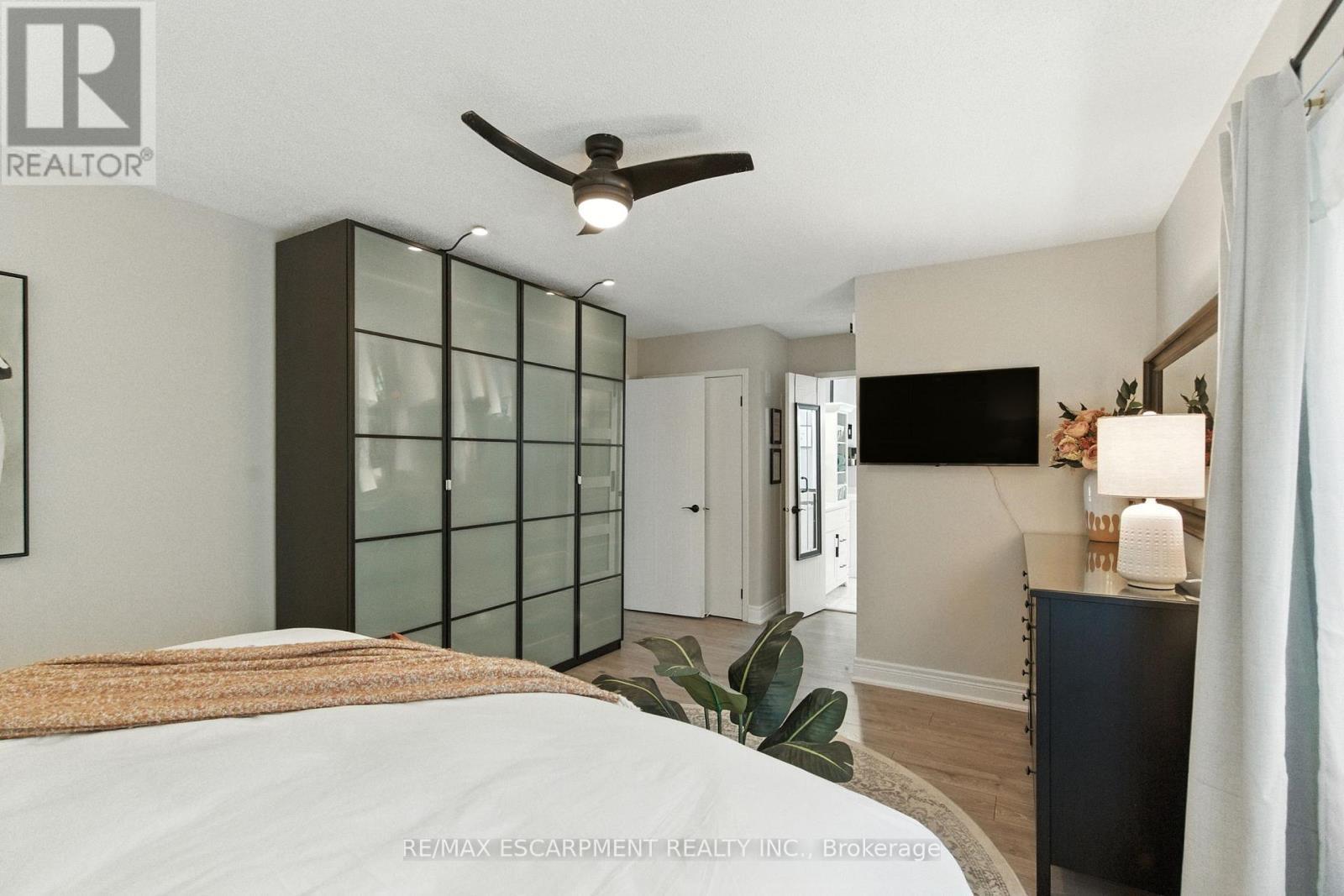 36 Pinecreek Road, Hamilton, ON - Indoor Photo Showing Bedroom